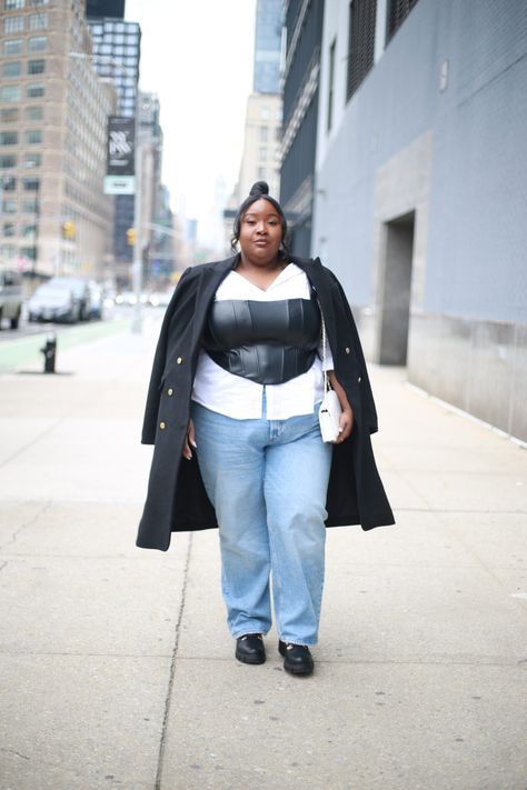 The Best Plus Size Street Style Outfits At New York Fashion Week Plus Size Wide Leg Jeans, 70’s Outfit, Travel Outfit Plus Size, Best Plus Size Jeans, Plus Size Street Style, Plus Size Outfit Ideas, Plus Size Wide Leg, Jeans Trend, Below The Knee Dresses