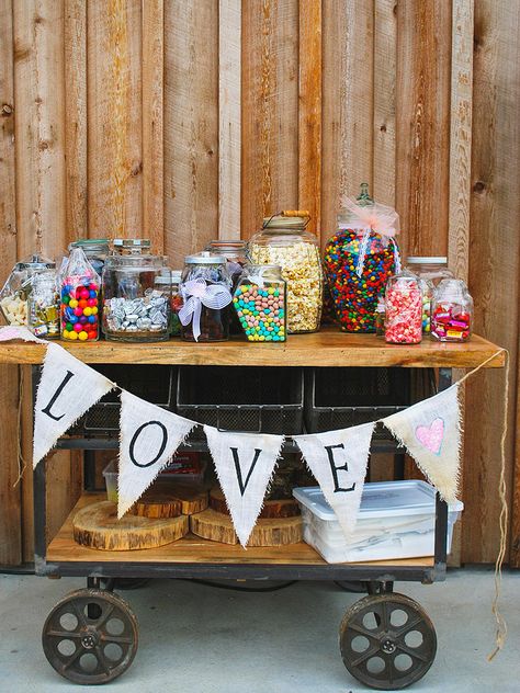 Roll in style with a candy bar placed on an antique cart! Easy to transport, set up and store for a thrifty and practical presentation. Diy Candy Bar Wedding, Diy Food Truck, Wedding Candy Bar Buffet, Wedding Bar Cart, Candy Station Wedding, Food Truck Ideas, Diy Candy Bar, Bar Deco, Buffet Dessert