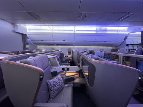 First Class Singapore Airlines, Business Class Singapore Airlines, First Class Flight Black Woman, Bussines Class Flight Aesthetic, Singapore Airlines Business Class Travel, Business Class Airplane, Business Class Flight Aesthetic, First Class Flight Aesthetic, Flight Business