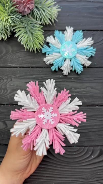 Snowflakes Tutorial, Christmas Studio, Pretty Christmas Decorations, Snowflake Craft, Studio Diy, Crochet Snowflakes, Christmas Projects Diy, Snowman Crafts, Christmas Crafts Decorations