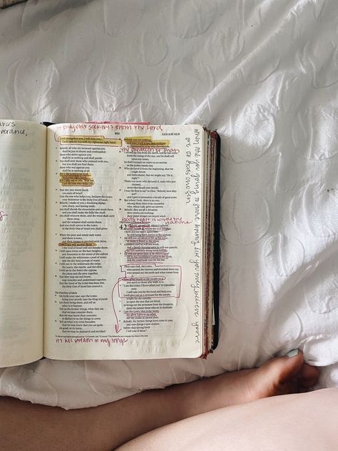 Quiet Time Aesthetic, Marlee Core, Pretty Bibles, Quiet Aesthetic, Journaling Christian, Morning Quiet Time, Bible Photos, Time Aesthetic, Inspire Bible