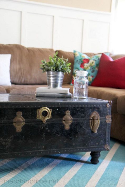 DIY:  How to turn an old chest into a coffee table - very simple tutorial! Upscaling Furniture, Coffee Table Alternatives, Traditional Coffee Table, Diy Muebles Ideas, Old Trunks, Coffee Table Trunk, Hemma Diy, Vintage Trunks, Old Chest