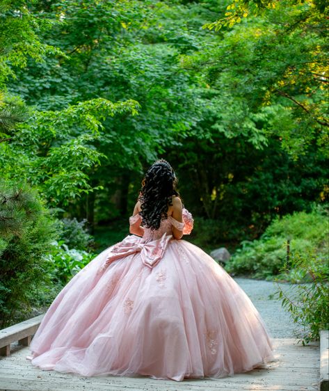 Quinceanera Photoshoot Ideas Fun, Quince Poses Photo Shoots, Quinceanera Portraits, Quince Pics, Quince Picture Ideas, Quinceañera Photoshoot, Quinceañera Photoshoot Ideas, Quince Photoshoot Ideas, Quince Photoshoot