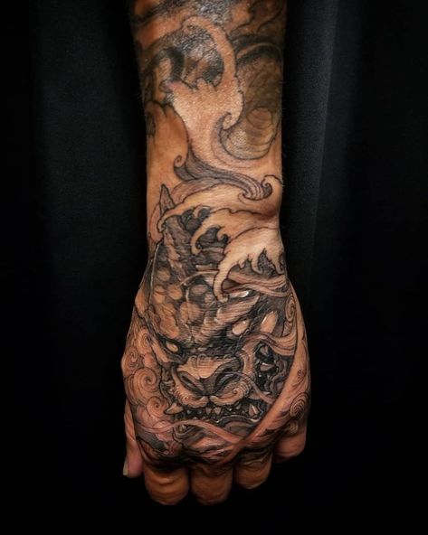 David Hoang в Instagram: “From last night. #foodog #chronicink #asianink #tattoo#irezumi #asiantattoo” Asian Mythology, Foo Dog Tattoo Design, Japanese Irezumi, Japanese Hand Tattoos, Foo Dog Tattoo, Hannya Mask Tattoo, Vegas Tattoo, Tattoo Schrift, Hand And Finger Tattoos