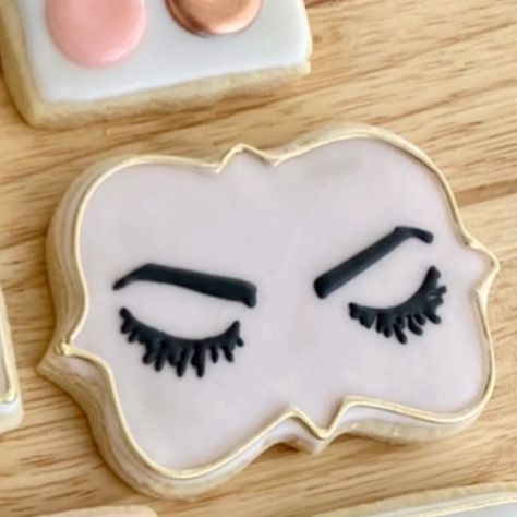 Amanda on Instagram: “❤️I need a projector to help me put my own eyebrows on every day 😂 . . . Eyebrow cookies, makeup cookies, beauty cookies, brows, lash extensions, lash cookies #utahcookiedecorator #glazeicingdecoratedsugarcookies…” Lash Cookies, Beauty Cookies, Makeup Cookies, Glaze Icing, Cookies Decorated, Lash Extensions, Cookie Decorating, Sugar Cookies, Projector