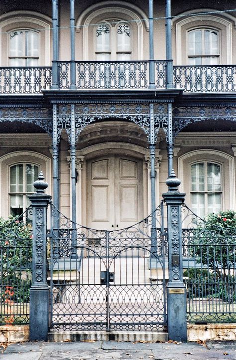 New Orleans Louisana ~ Carrol Crawford House - Garden District HIstoric New Orleans Garden, New Orleans Garden District, New Orleans Architecture, Lush Plants, New Orleans Homes, Garden District, Romance Art, Architecture Drawing Art, Carriage House