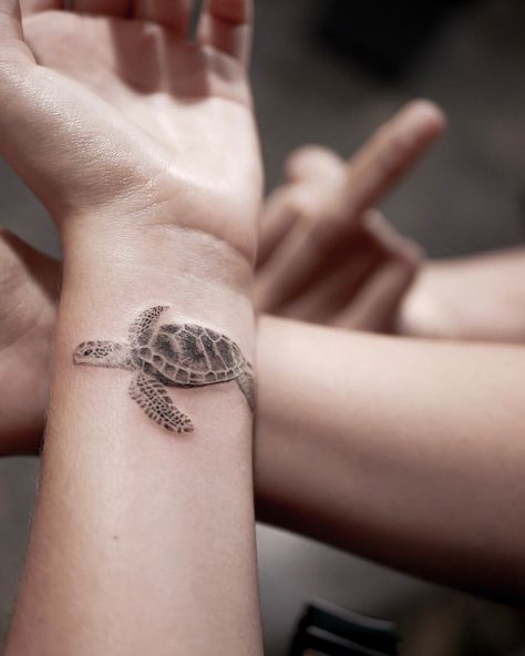 Cute Tattoo Designs, Maori Tattoo Frau, Small Turtle Tattoo, Brother Tattoo, Tattoo Sydney, Turtle Tattoo Designs, Small Turtle, Cute Tattoo, Ocean Tattoos