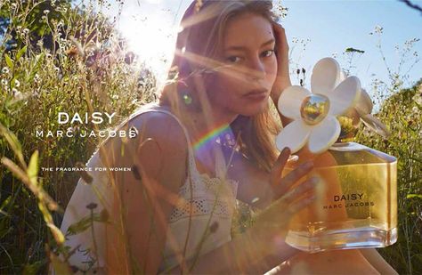 marc-jacobs-daisy-fragrance-ad-campaign Perfume Commercial, Cosmetics Poster, Perfume Adverts, Marc Jacobs Perfume, Daisy Perfume, Fragrance Ad, Fragrance Photography, Spring Fragrances, Juergen Teller