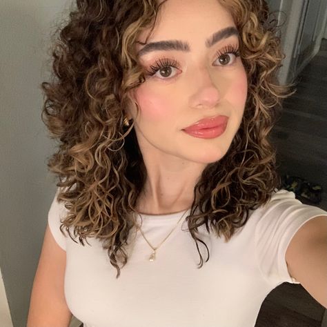 Curly Hair Latina, Makeup Curly Hair, Soft Pink Makeup, Hair Latina, Latte Makeup, Vanilla Girl, Pink Makeup, Summer Makeup, Soft Pink