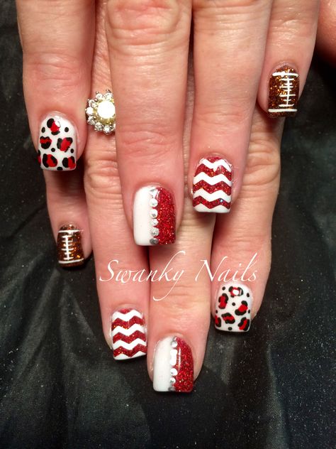 Football chevron razorback nails Red Black And White Football Nails, Arkansas Razorback Nails, Razorback Nails, Football Nail Designs, Football Nails, Black And White Football, Arkansas Razorback, Arkansas Razorbacks, Nails Inspo