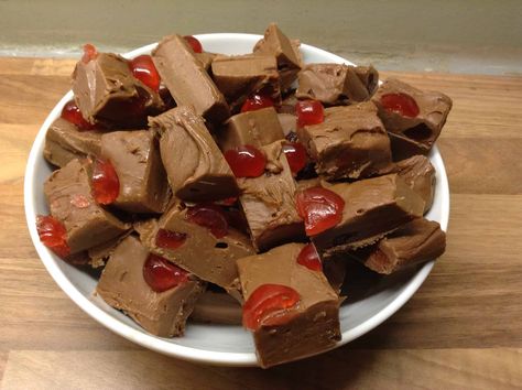 Slow Cooker Black Forest Fudge Crockpot Treats, Quick Fudge, Cherry Fudge, Slow Cooker Fudge, Slow Cooker Cake, Slow Cooker Christmas, Crockpot Candy, Salted Caramel Fudge, Lime Cake