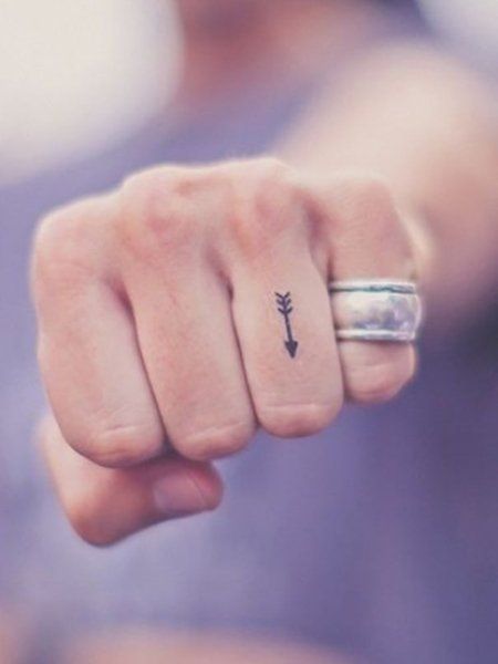 Tattoo Main, A Small Tattoo, Tiny Tattoos For Women, Arrow Tattoo Design, Small Finger Tattoos, Petit Tattoo, Finger Tattoo Designs, Small Tattoos With Meaning, Small Tattoos Simple