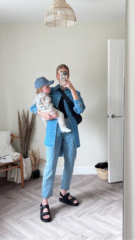 Play Date Outfit For Mom, Play Date Outfit, Oversized Denim Shirt Outfit, Double Denim Outfit, Denim Shirt Outfit, Sunday Clothes, Oversized Denim Shirt, Comfy Casual Outfits, Date Outfit