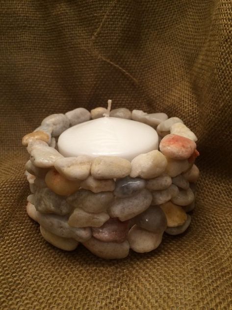 Crafty pebble decorating ideas for your home! - Craft projects for every fan! Rock Candle Holder, Rock Crafts Diy, Rock Candle, Stone Diy, How To Recycle, Diy Candle Holders, Stones Diy, Decoration Furniture, Rock Decor