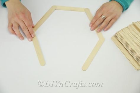 How To Make a Decorative Popsicle Stick Hexagon Shelf - Make this amazing popsicle stick hexagon honeycomb shelf in no time. This step-by-step video tutorial will show you how to put this shelf together in just a few minutes. Popsicle Stick Hexagon Shelf Template, Popsicle Stick Hexagon, How To Make Honeycomb, Honeycomb Shelf, Diy Honeycomb, Hexagon Shelf, Honeycomb Shelves, Table Runner Diy, Honey Diy