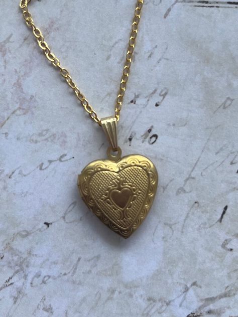 Mooie Vintage Hart Medaillon stijlvolle Messing Medaille Medaillon Gouden 22 inch Ketting Wereldwijde verzending binnen 2 weken Antique Heart Necklace, Vintage Heart Pendant Necklace, Gold Heart Locket Necklace Vintage, Vintage Gold Plated Heart Necklace, Vintage Gold Heart Necklace With Vintage Charm, Vintage Jewelry Aesthetic, Vintage Antique Gold Heart Pendant Necklace, Golden Heart Necklace, Lockets Gold