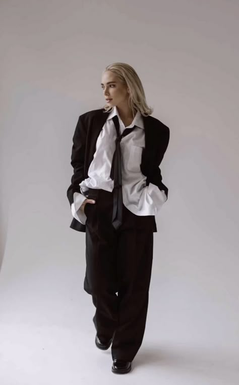 Women In Suits Poses, Mob Boss Photoshoot, Blazer Shoot Ideas, Photoshoot In Suit Women, Oversized Suit Photoshoot, Masculine Poses For Women, Women In Suits Photoshoot, Suit Photoshoot Women, Blazer Photoshoot Women