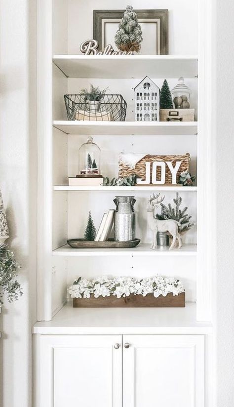 Kids Bedrooms Boys, Christmas Bookshelf, Shelf Decor Ideas, Table Presentation, Christmas Decorations Apartment, Shelf Decor Living Room, Neutral Christmas Decor, Photo Deco, Bookcase Decor