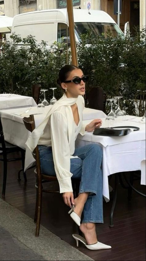 Casual Elegant Style Women Classy, Casual Elegance Aesthetic, Minimalist Romantic Style, Outfit Ideas Elegant Chic, Elegant Outfit Casual Classy, Elegant Poses For Women, Classy Minimalist Outfits, Elegant Dinner Outfit, Classy Instagram