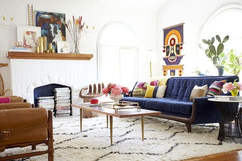 My Biggest Design Regrets – And What You Can Learn From Them Emily Henderson Living Room, Blue Couch Living, Blue Couch Living Room, Blue Velvet Sofa, Sofa Colors, Chic Living Room, Design Del Prodotto, Mid Century Decor, Couches Living Room