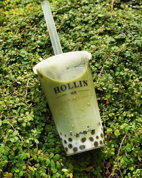 Bubble tea guide - hollin matcha latte Bubble Tea Photoshoot, Bubble Tea Photography, Social Photoshoot, Boba Truck, Boba Tea Aesthetic, Bubble Tea Aesthetic, Bubble Tea Menu, Tea Guide, Matcha Bubble Tea