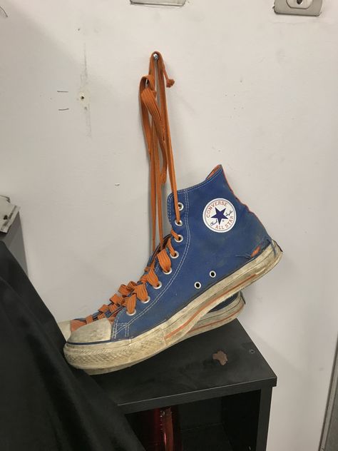 Funky Converse, Blue And Orange Aesthetic, Orange Converse, Converse Chucks, Swag Shoes, Friend Outfits, Blue And Orange, Sneaker Collection, Dream Clothes