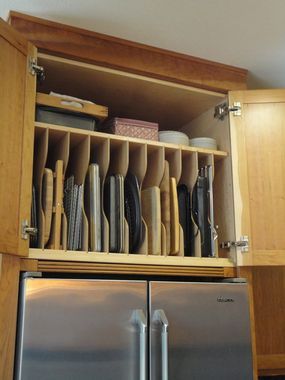 Small Kitchen Decoration, Organiser Cucina, Modern Kitchen Storage, Kitchen Decor Inspiration, Tray Storage, Small Kitchen Organization, Small Kitchen Decor, Kitchen Pantry Cabinets, Diy Kitchen Storage