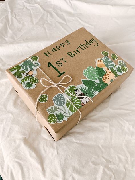 Birthday Wrapping Ideas, Presents Wrapped, Natural Gift Wrapping, First Birthday Presents, Birthday Gift Wrap, Presents For Boys, Birthday Wrapping, Baby Birthday Gifts, Birthday Gift Wrapping