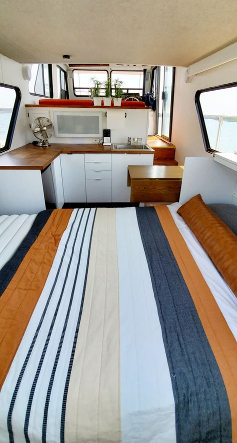 Yacht Decor Boat Interior, Houseboat Decor, Small Houseboats, House On The Water, Boat House Interior, Boat Interior Design, Houseboat Living, Sailboat Interior, Sailboat Decor