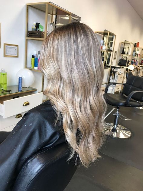 Light Ash Blonde Hair With Highlights, Ash Blonde Foils, Foils Hair Blonde, Blonde Hair Foils, Blonde Hair Bayalage, Blonde Balayage Summer, Full Foil Highlights Blonde, Blond Bayalage, Natural Looking Balayage