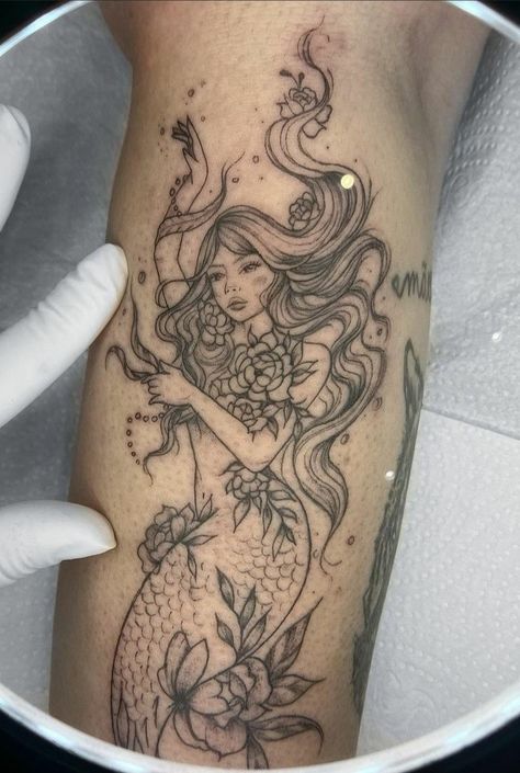 Anime Mermaid Tattoo, Thomas Tattoo, Mermaid Sleeve Tattoos, Tattoo Birthday, Siren Tattoo, Mermaid Tattoo Designs, Mystical Tattoos, Flower Tattoo Drawings, Pisces Tattoos