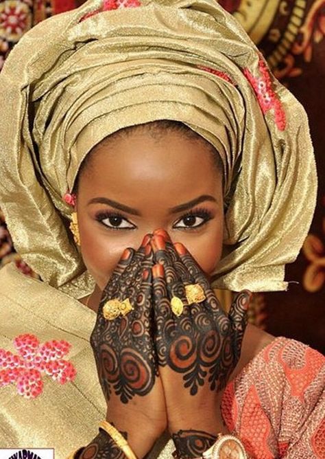 West African henna Somali Women, Henna Ink, Yoruba Bride, Ethiopian Wedding, African Tattoo, African Weddings, Nigerian Bride, Henna Style, Wedding Henna