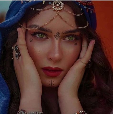 Moroccan Aesthetic, Moroccan Beauty, Beauty Of The World, Bridesmaid Hair Makeup, Simple Face, Arab Beauty, Aesthetic Eyes, Fashion Photography Poses, Fairy Fashion