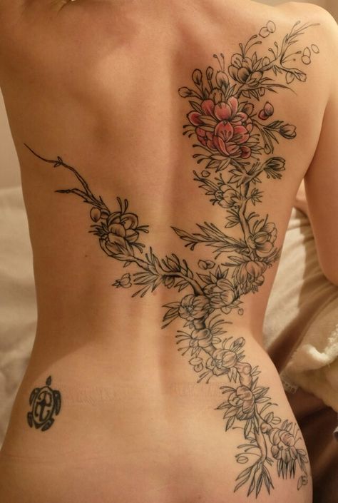 Lindo desenho e posicionamento Floral Back Tattoos, Tattoo Son, Body Tattoo Design, Sakura Tattoo, Tattoo Henna, 4 Tattoo, Inspiration Tattoos, Spine Tattoos For Women, Tattoo Women