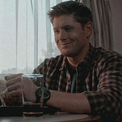 Dean Winchester Smiling, Supernatural Background, Spn Aesthetic, Spn Dr, Icons Marvel, Eric Kripke, Danneel Ackles, Supernatural Wallpaper, Boy Music