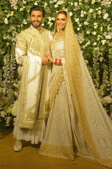 Deepika Padukone Wedding, Deepika Padukone Dresses, Traditional Couple, Photo Moodboard, Actress Wedding, Family Icon, Pengantin India, Muslimah Wedding, Wedding Dresses Men Indian