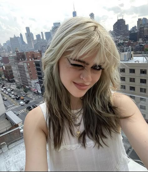 Platinum Hair Pale Skin, Blonde Alternative Hair, Long Hair Grunge, Frosted Tips Women Hair, Alternative Blonde Hair, Bleached Hair Dark Roots, Bleached Hair With Dark Roots, Edgy Blonde Hair, Blonde Mullet