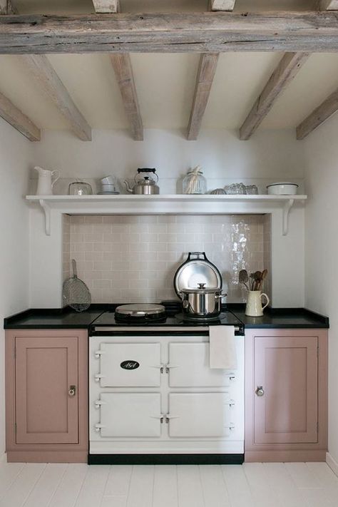 Middleton Bespoke Kitchen units painted in Mylands eggshell paint, colourway 'Eccleston Pink'. White AGA. Aga Kitchen, Cottage Kitchens, Ideas Hogar, French Country Kitchen, Kitchen Farmhouse, Small Cottage, Divine Design, Stunning Kitchens, Soho House