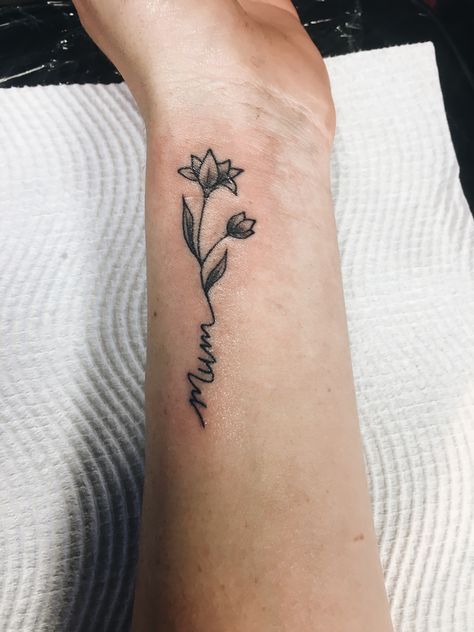 Mum flower wrist tattoo Mum Wrist Tattoo, Tattoos For Mum, Mum Flower Tattoo, Mum Tattoo Ideas, Mum Flowers Tattoo, Mum Tattoos, Inner Ankle Tattoos, Small Name Tattoo, Tattoo Writing Fonts