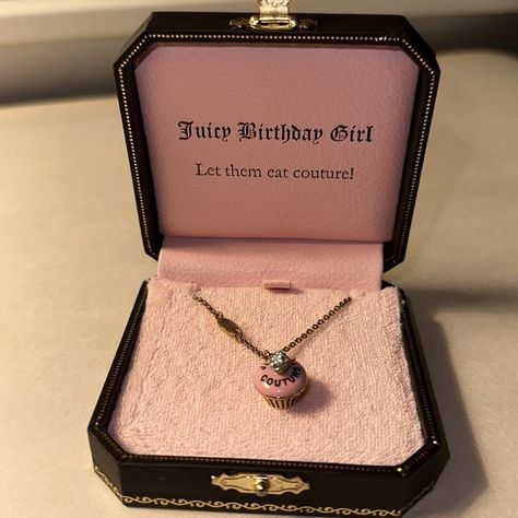 Juicy Couture Birthday, Juicy Couture Aesthetic, Xo Necklace, Charm Holder Necklace, Juicy Couture Necklace, Couture Necklace, Beauty Routine Tips, Girl Necklace, Flower Charm Necklace