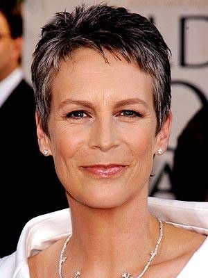 Bravo to Jamie Lee Curtis, both for her Globe-nominated performance as best actress in a movie comedy (for Freaky Friday) and for her simple pixie cut, which stands out among the glut of hair-sprayed coifs. And even more props to her for proudly wearing her salt-and-pepper color. Jamie Lee Curtis Hair, Kort Pixie, Kadeřnické Trendy, Lee Curtis, Short Grey Hair, Jamie Lee Curtis, Jamie Lee, Very Short Hair, Short Pixie Haircuts