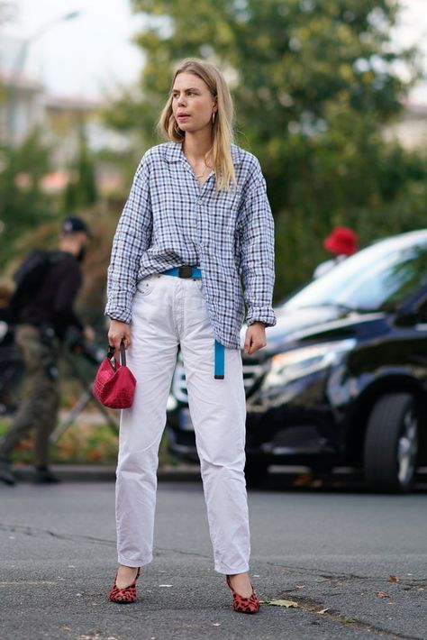 Do the half-tuck when you want to show off a cool belt. Half Tucked Shirt, Baggy Pants Outfit, Straight Jeans Outfit, Mom Jeans Outfit, Jeans Rock, Africa Fashion, Celebrity Street Style, Oversized Shirt, Outfits Aesthetic