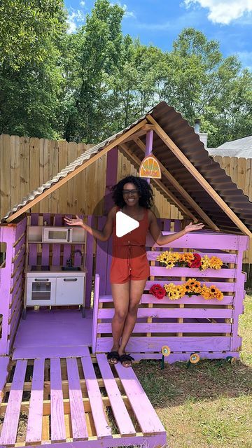 Deonna The Mama on Instagram: "How stinking cute did this playhouse come out?! It was so fun building this with my husband. We both love the idea of having a playhouse but wanted one that they weren’t going to grow out of by next summer!   Building a pallet playhouse was not only easy but also affordable and customizable! We’re going to add a little table and chairs in the house and the girls will be set!   Be sure to follow for more!   #toddlerplayhouse #diyplayhouse #palletproject #palletplayhouse #toddlersummer #toddlersummerthings #pallets #playhouse #playhousemakeover" Playhouse Made Of Pallets, Play House Out Of Pallets, Simple Play House Outdoor, Kids Tree House Ideas Diy, Easy Pallet Playhouse, Diy Playset Outdoor Cheap, Simple Outdoor Playhouse, Simple Playhouse Diy How To Build, Pallet House For Kids