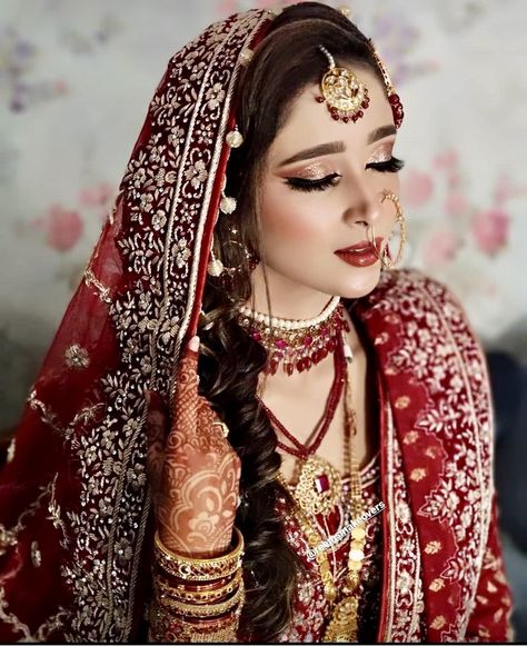 Khada Dupatta Hairstyles, Bridal Makeup Videos, Wedding Platters, Holi Photo, Wedding Jewelry Sets Bridal Jewellery, Bridal Makeup Images, Makeup Images, Bridal Mehendi, Bride Floral