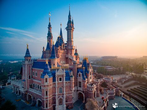 The new Disney Land in Shanghai. So beautiful.. Disneyland Pictures, Shanghai Disney Resort, Hong Kong Disneyland, Disney Shanghai, Tokyo Disney Resort, Tokyo Disneyland, Disney Castle, Disney Life, China Travel