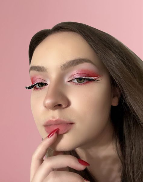 Pink Eyeshadow With White Eyeliner, Pink White Eyeshadow, Pink White Eyeliner, Pink Eyeshadow White Eyeliner, Pink And White Eyeliner, Light Pink Eyeliner, Eyeshadow 2023, Pink Eye Shadow, Pink Eyeliner