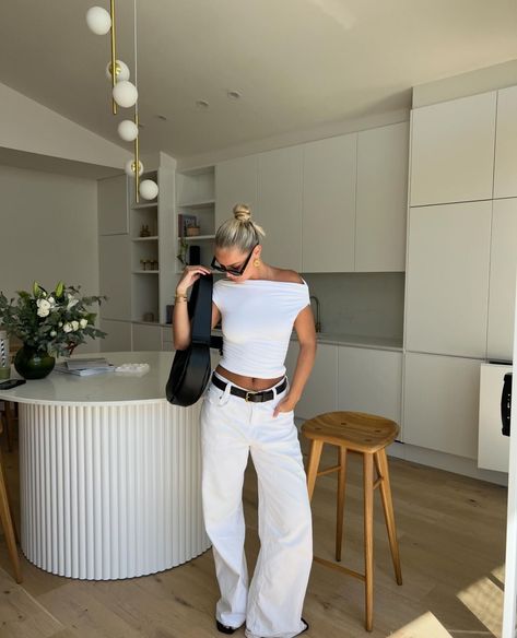 European Summer Outfits Shoes, All White Outfit Jeans, White Jeans Style, Casual Saturday Outfit Summer, Line Pants Outfits, Baggy White Jeans Outfit, Outfit Jean Blanc, Jeans White Top Outfit, White Top Outfit Ideas