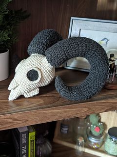 Goat Skull Crochet Pattern Free, Skull Amigurumi, Crochet Projects For Beginners, Crochet Pumpkins, Goat Skull, Gifts Crochet, Crochet Skull, Ram Skull, Animal Crochet