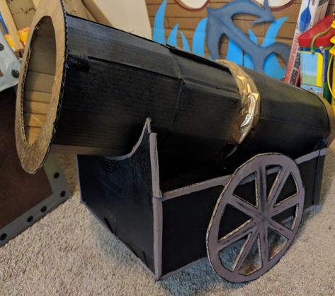 Hand made and painted cardboard cannon for a pirate party Diy Cannon Pirate, Pirate Parade Float Ideas, Pirate Floats For Parade, Diy Cannon, Pirate Decorations Diy, Pirate Ships Diy, Pirate Party Decor, Cardboard Pirate Ship, School Disco