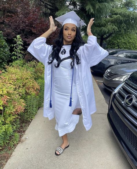 Purple Cap And Gown Graduation Outfit, Black Graduation Pictures, Lipgloss Buisness, Cap And Gown Outfit, White Cap And Gown, Graduation Goals, High School Graduation Pictures, School Pic, Cap And Gown Pictures